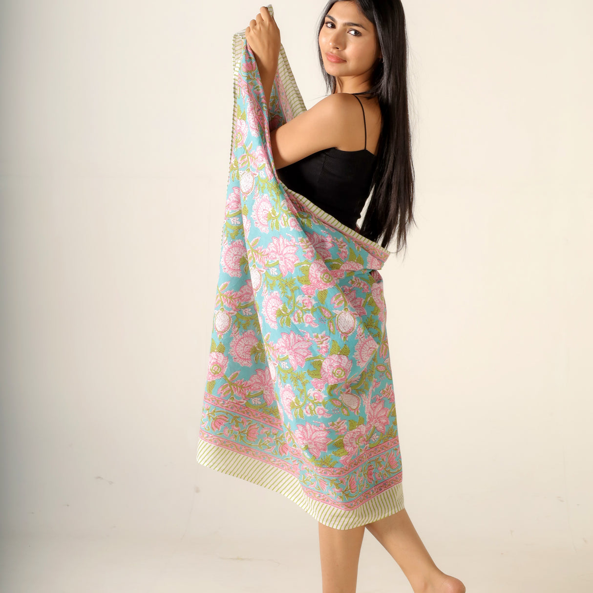 Sarong türkis rosa Blumen Muster – dünnes Strandtuch aus Baumwolle im Boho Stil