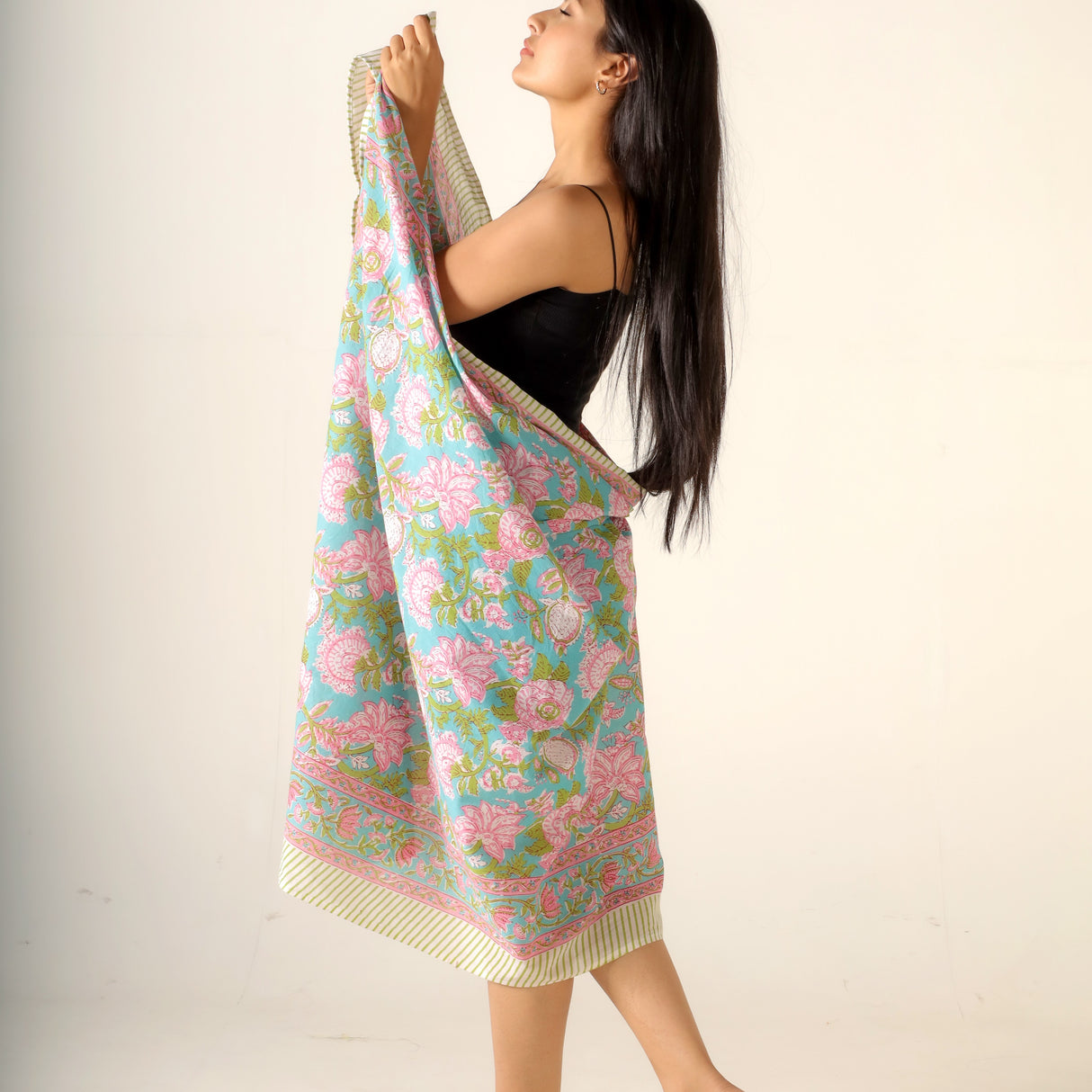 Sarong türkis rosa Blumen Muster – dünnes Strandtuch aus Baumwolle im Boho Stil