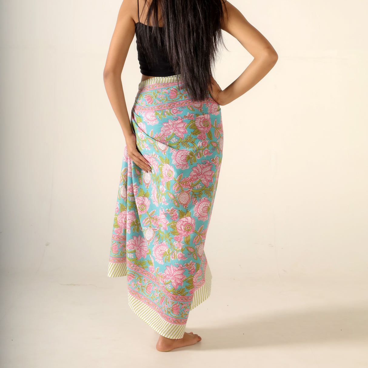 Sarong türkis rosa Blumen Muster – dünnes Strandtuch aus Baumwolle im Boho Stil