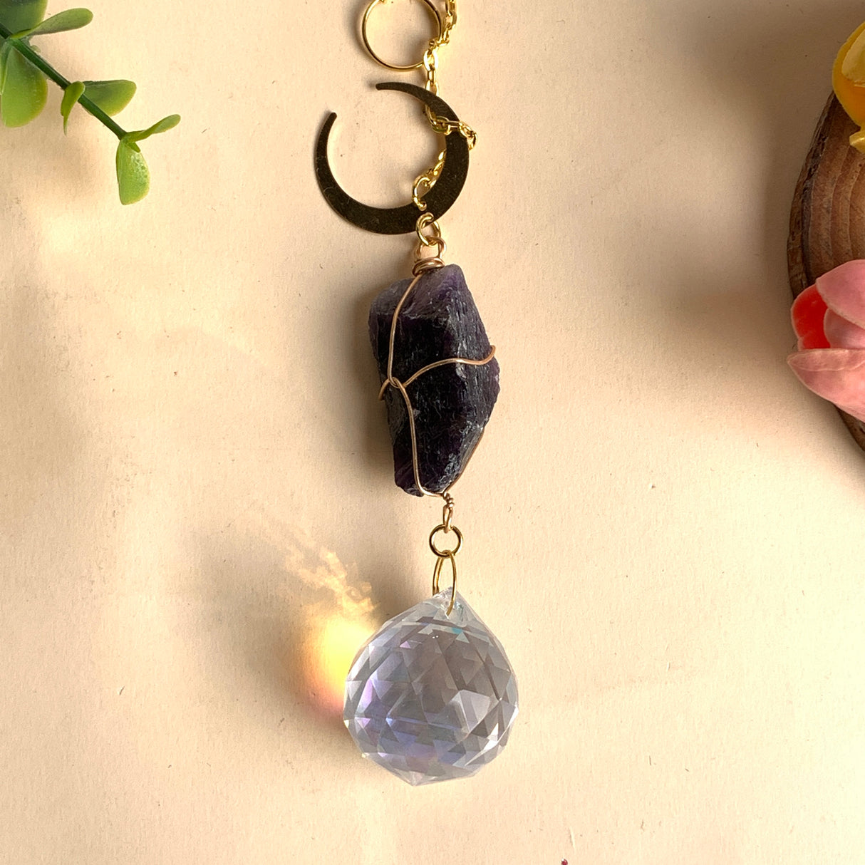 Sonnenfänger Rohstein Amethyst mit Metallmond und Regenbogen Kristall, spirituelle Fensterdeko für Wohnzimmer und Meditation