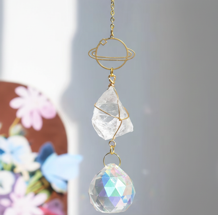 Sonnenfänger Rohstein Bergkristall mit Saturn Anhänger und großem Kristall Tropfen, energetische Boho Fensterdekoration