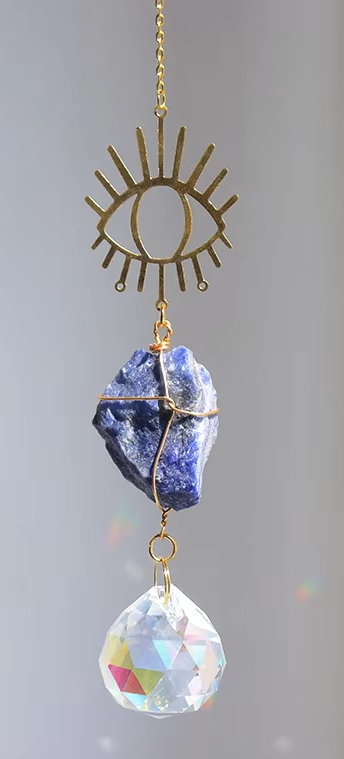 Sonnenfänger Rohstein Lapislazuli mit Metall Auge Anhänger und Kristall Tropfen, energetische Boho Fensterdeko für Wohnräume