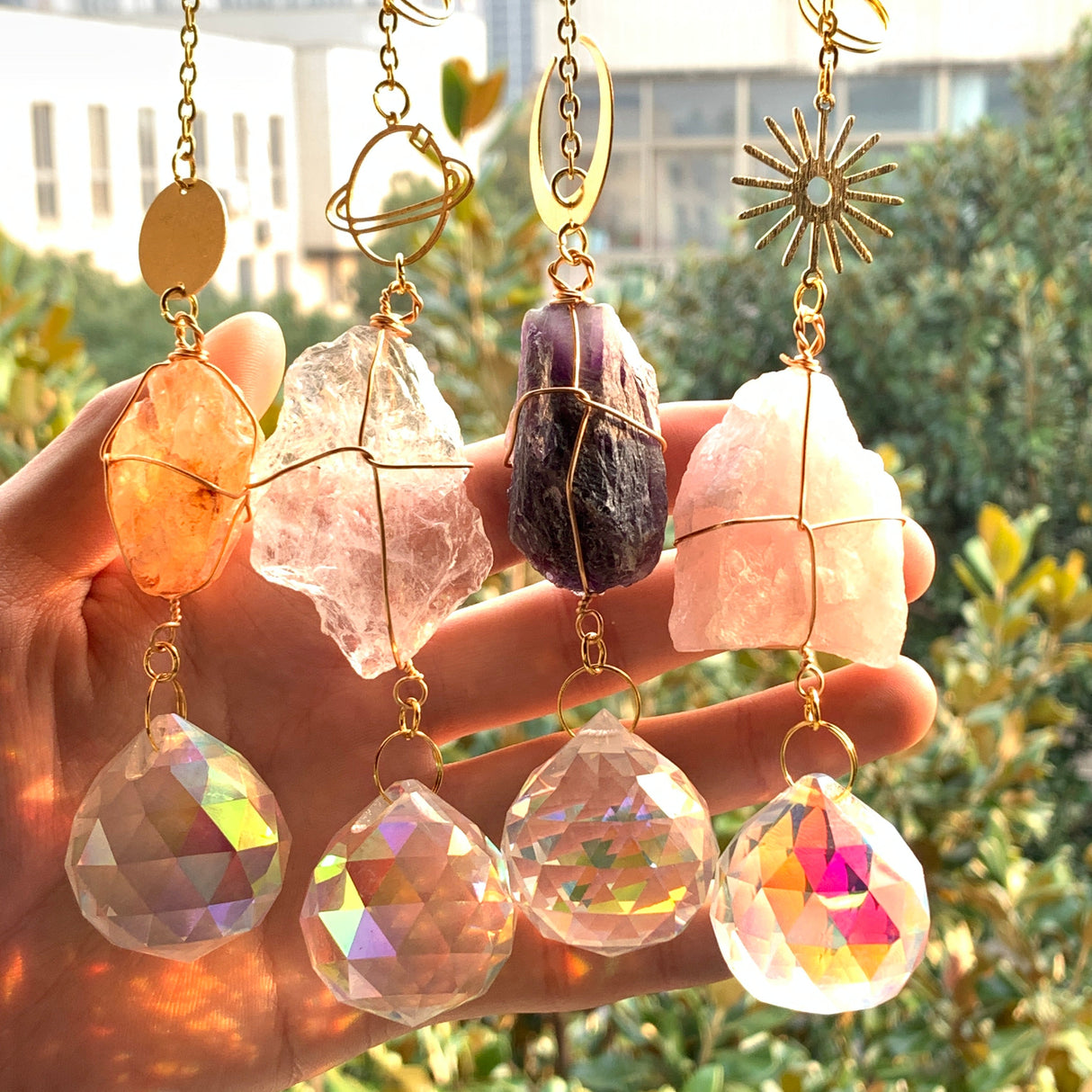 Sonnenfänger Rohstein mit goldener Kette, Citrin, Rosenquarz und großen Kristallprismen für bunte Lichtspiele am Fenster
