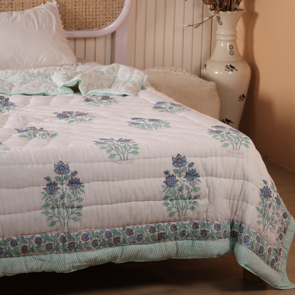 Steppdecke Blockdruck Blume Weiß Türkis 270 x 240 cm