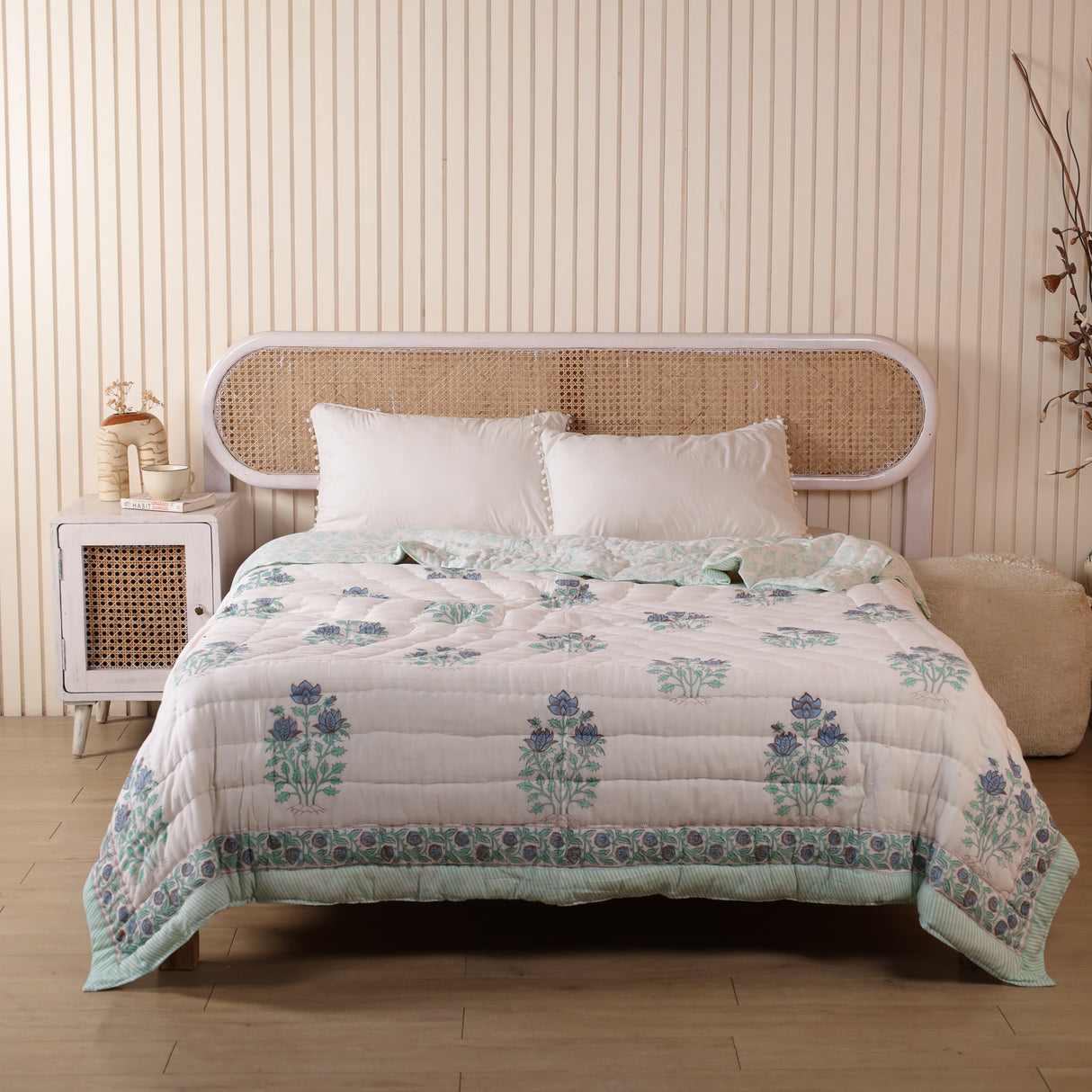 Steppdecke Blockdruck Blume Weiß Türkis 270 x 240 cm