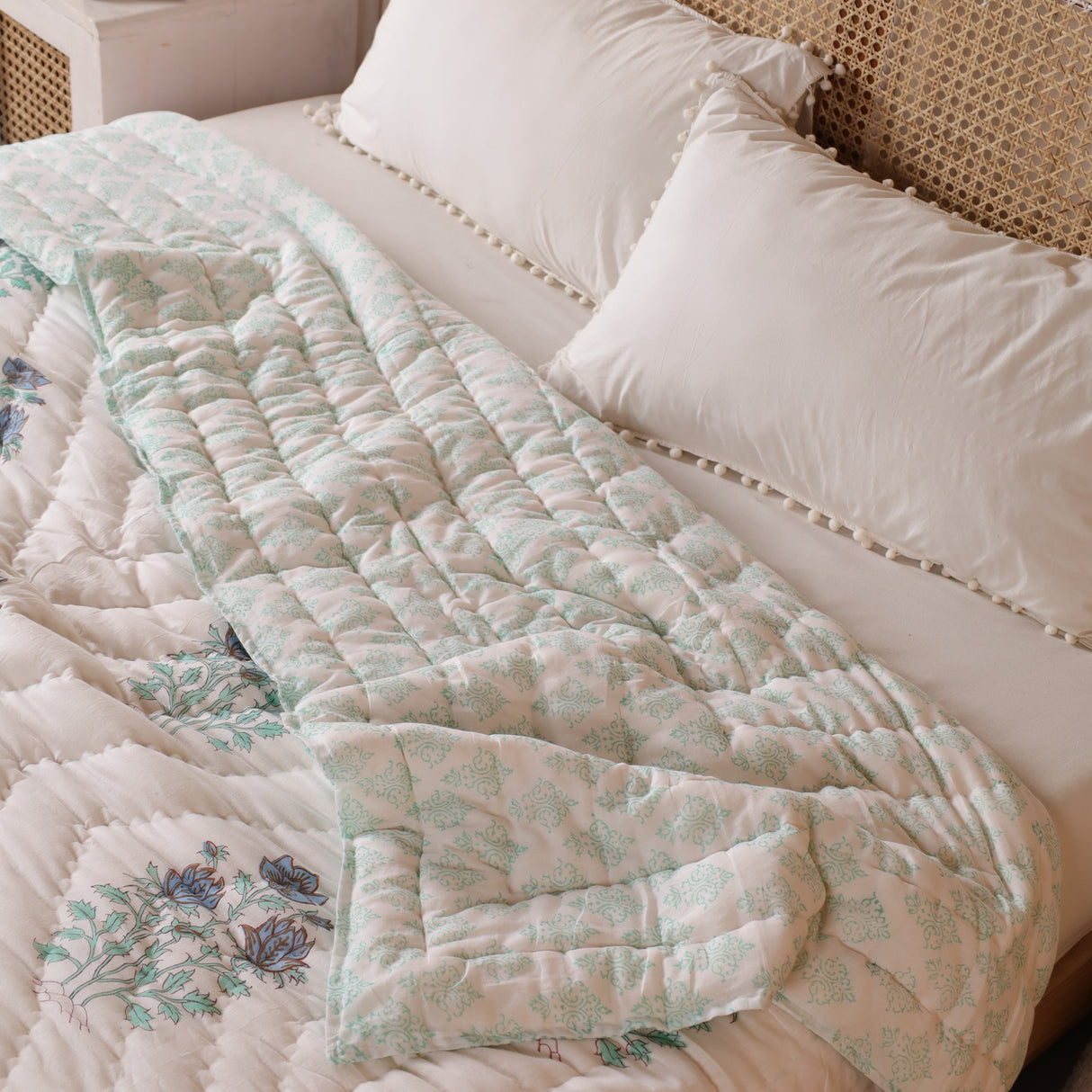 Steppdecke Blockdruck Blume Weiß Türkis 270 x 240 cm