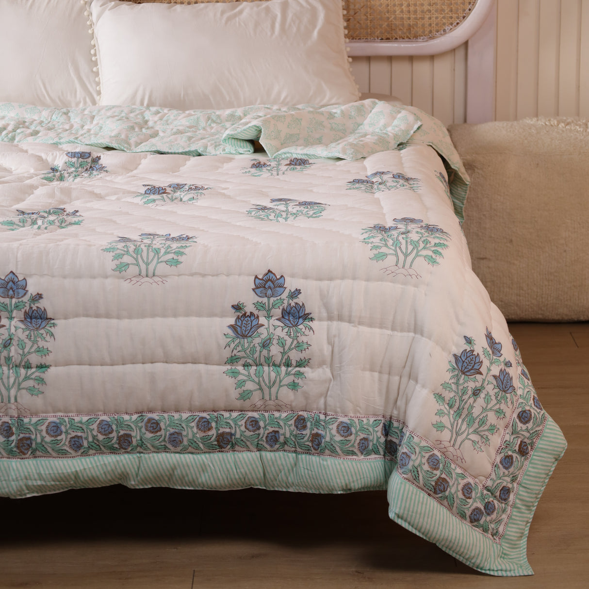 Steppdecke Blockdruck Blume Weiß Türkis 270 x 240 cm