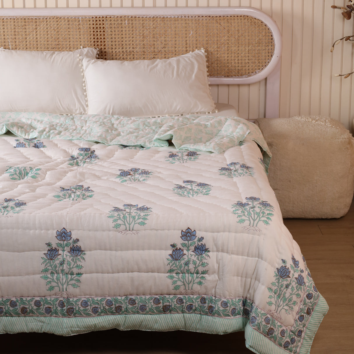 Steppdecke Blockdruck Blume Weiß Türkis 270 x 240 cm