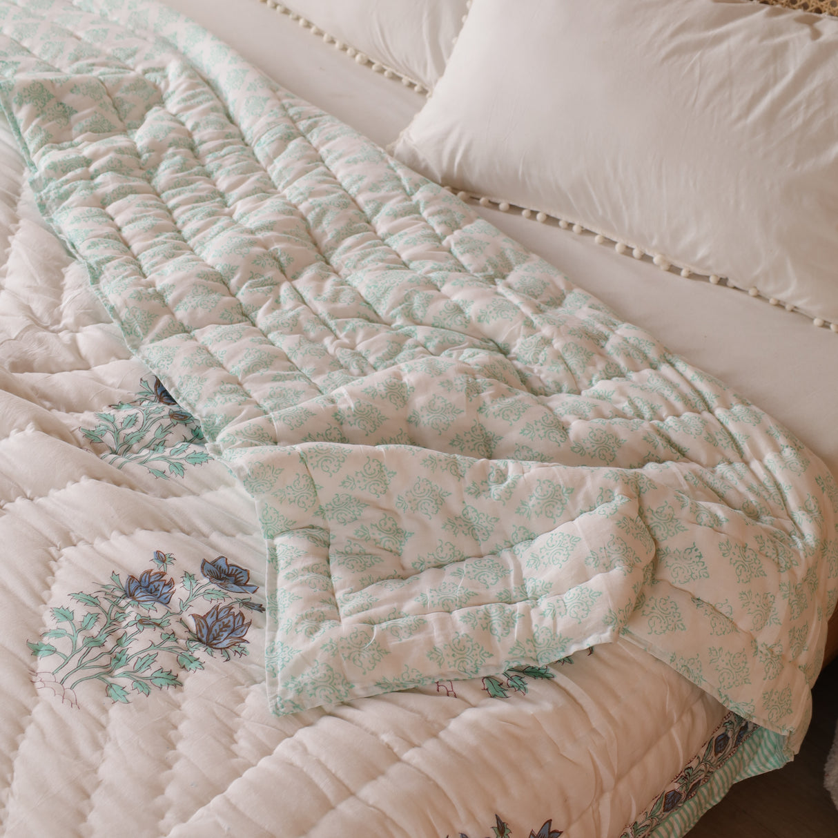 Steppdecke Blockdruck Blume Weiß Türkis 270 x 240 cm