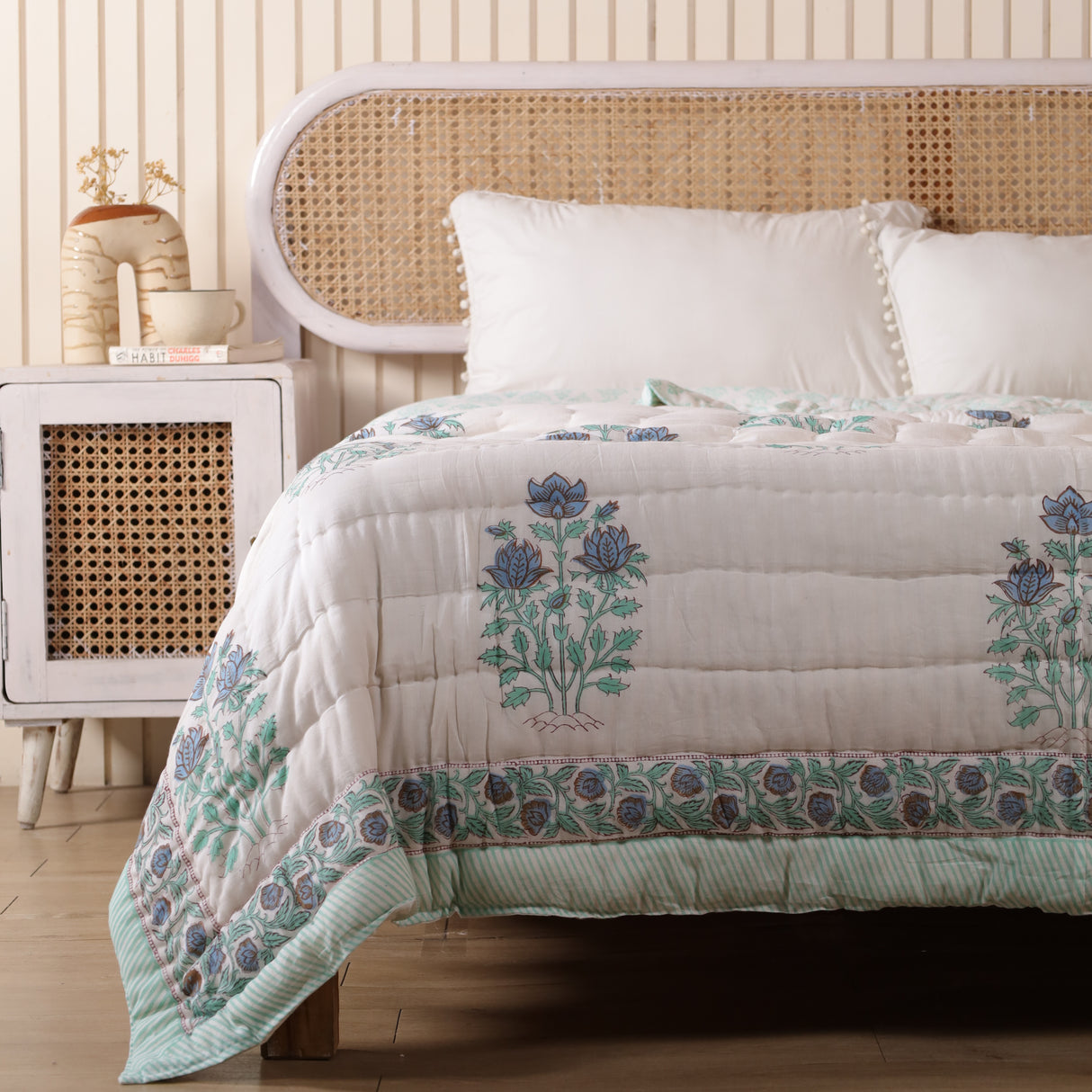 Steppdecke Blockdruck Blume Weiß Türkis 270 x 240 cm