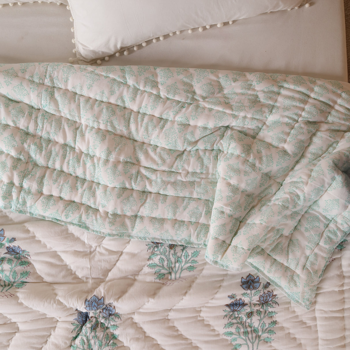 Steppdecke Blockdruck Blume Weiß Türkis 270 x 240 cm