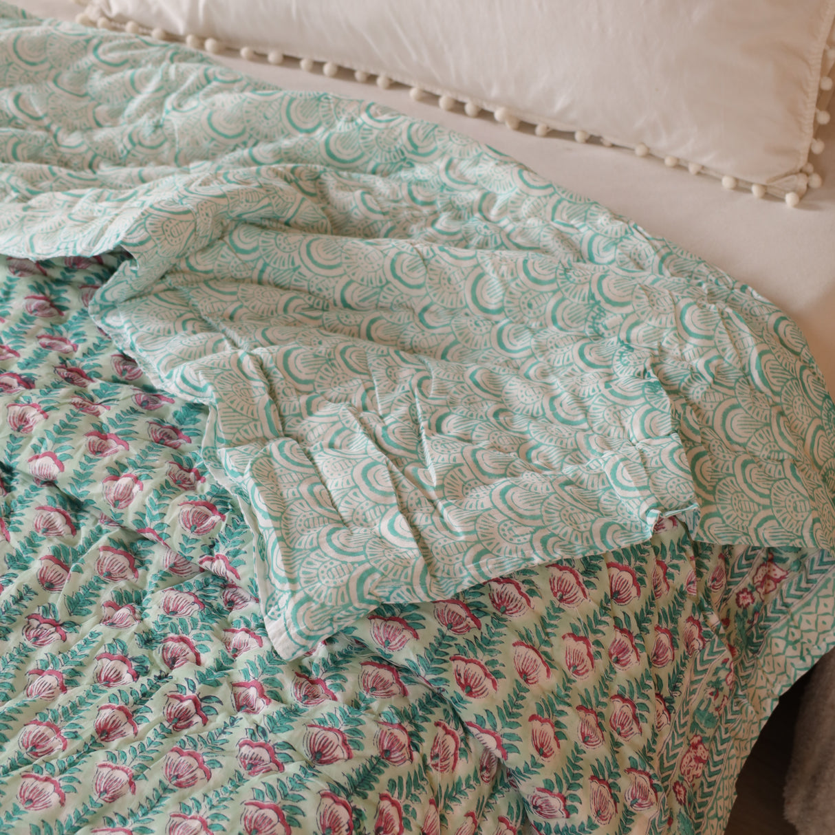 Steppdecke Blockdruck Blumen Türkis Rosa 270 x 240 cm