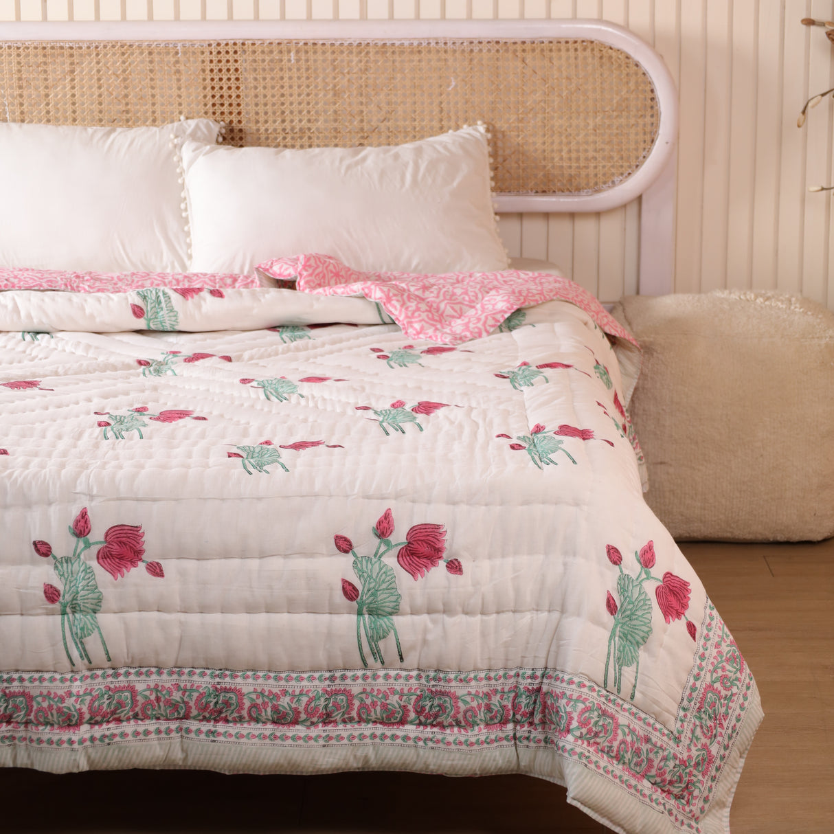 Steppdecke Blockdruck Blumen Weiß Rosa 270 x 240 cm