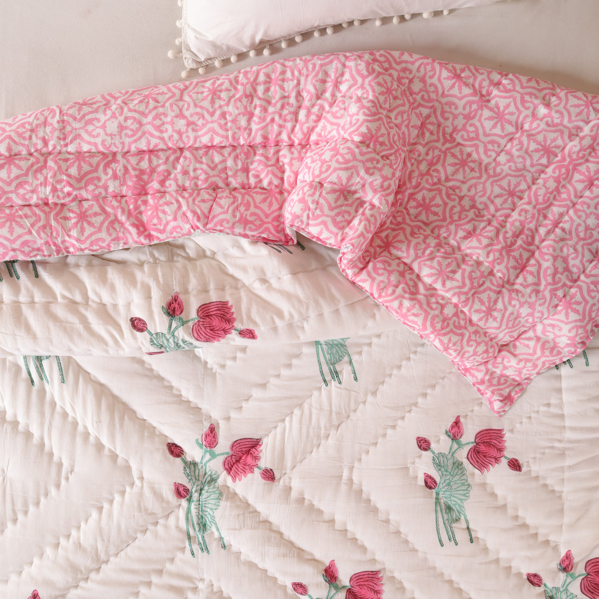 Steppdecke Blockdruck Blumen Weiß Rosa 270 x 240 cm