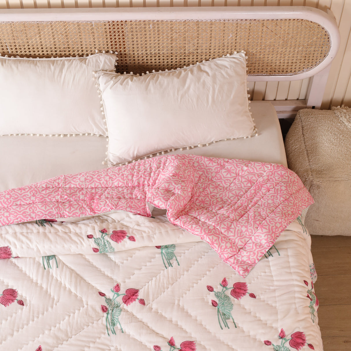 Steppdecke Blockdruck Blumen Weiß Rosa 270 x 240 cm