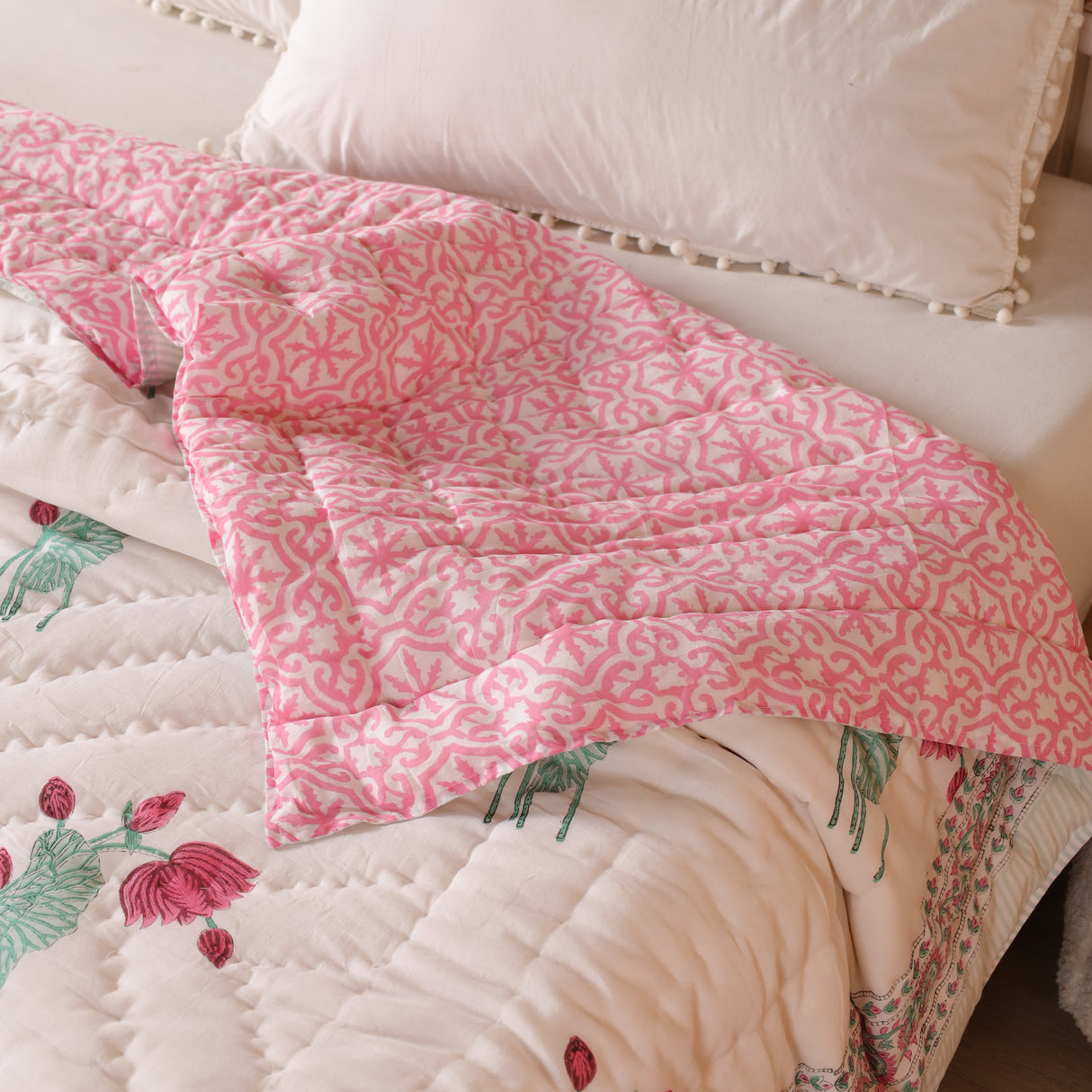 Steppdecke Blockdruck Blumen Weiß Rosa 270 x 240 cm