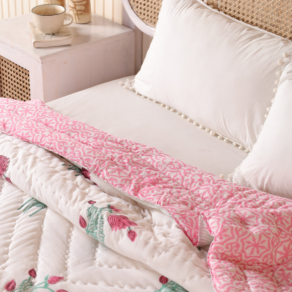 Steppdecke Blockdruck Blumen Weiß Rosa 270 x 240 cm