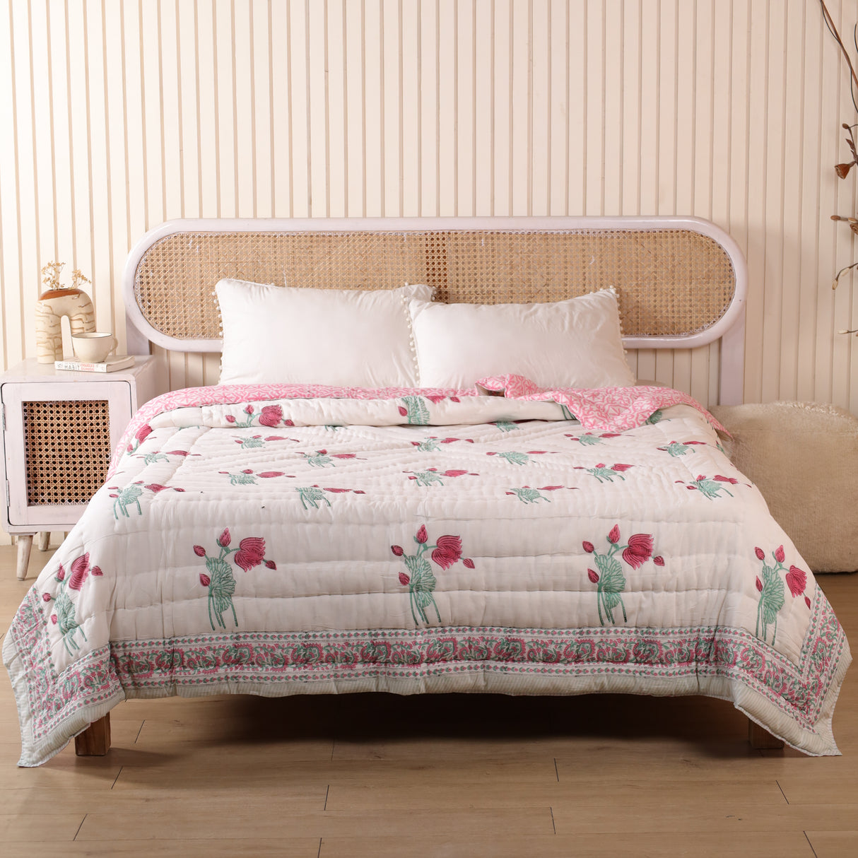 Steppdecke Blockdruck Blumen Weiß Rosa 270 x 240 cm