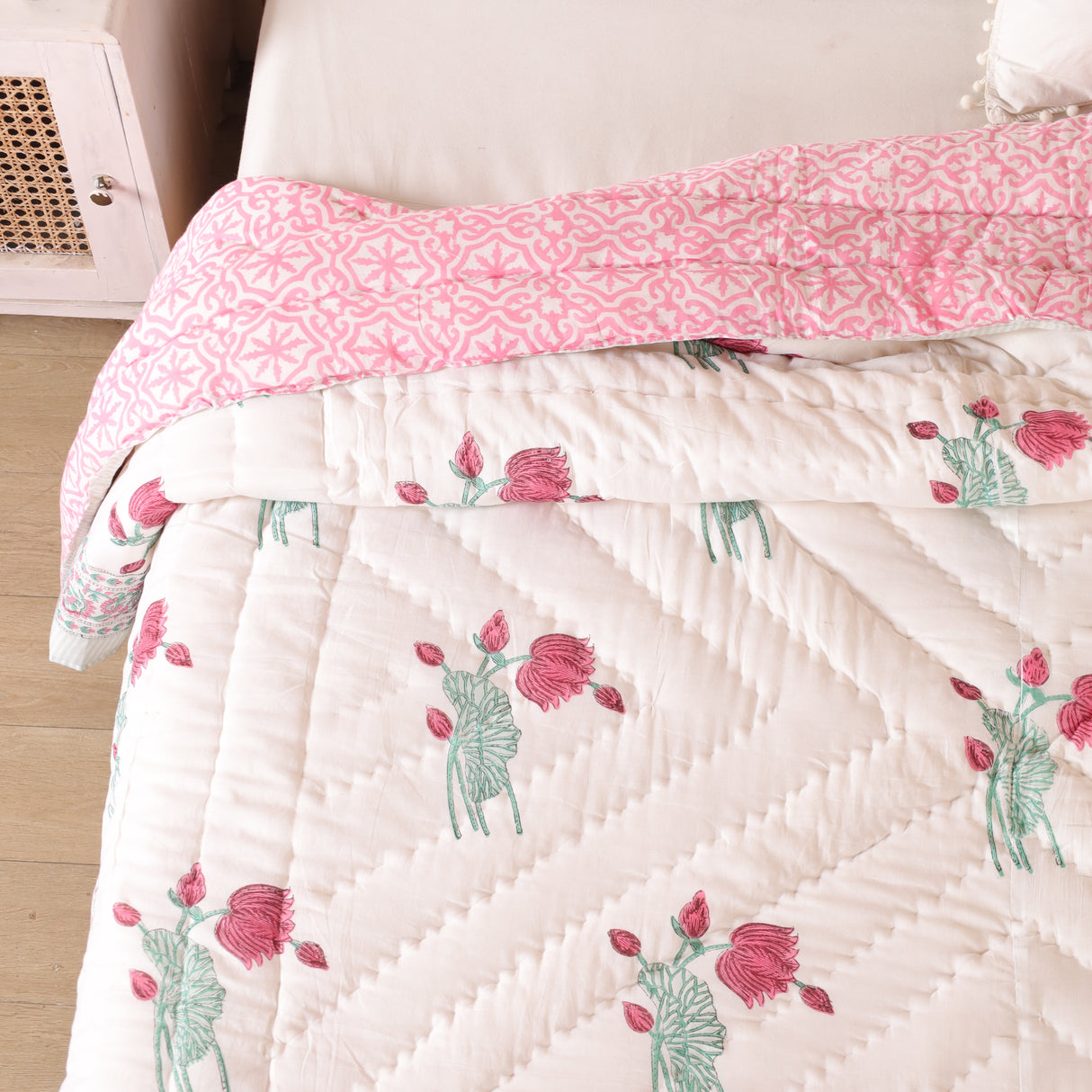 Steppdecke Blockdruck Blumen Weiß Rosa 270 x 240 cm