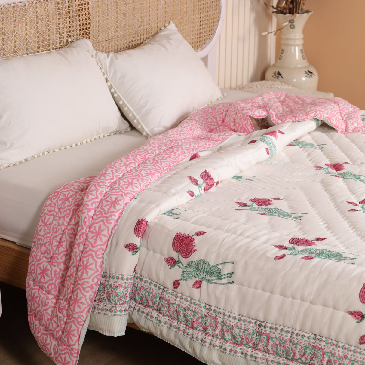 Steppdecke Blockdruck Blumen Weiß Rosa 270 x 240 cm