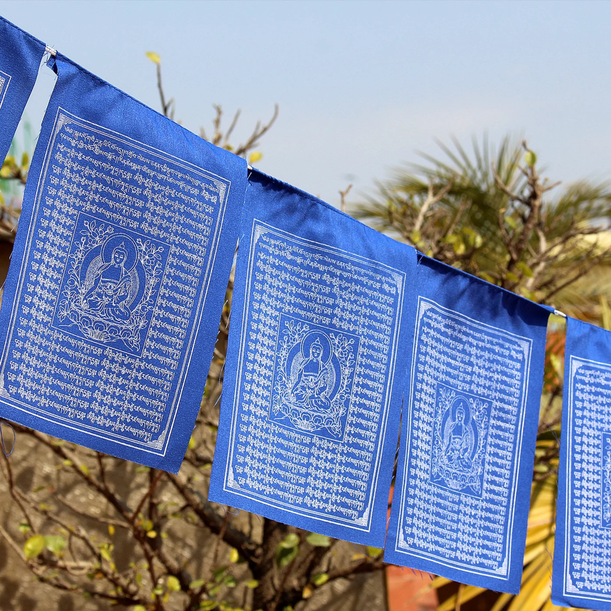 Tibetische Gebetsfahne mit Medizin Buddha in Blau