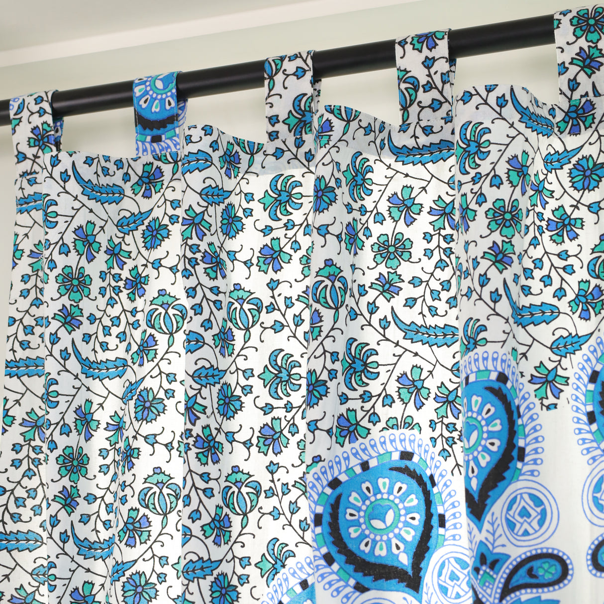 Vorhang Pfauenfeder Mandala weiss blau türkis - Schlaufenvorhang mit Blumen Muster