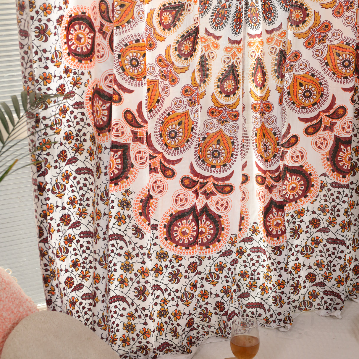 Vorhang Pfauenfeder Mandala in Weiß, Gelb und Braun - Indische Gardine mit floralem Muster