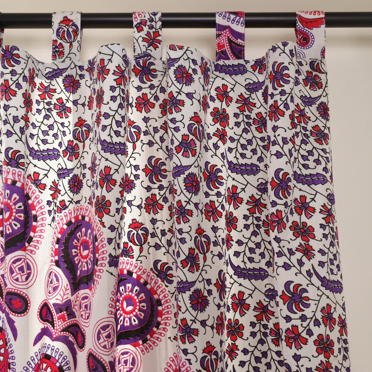 Vorhang Pfauenfeder Mandala in Weiß, Rosa und Lila, indischer Vorhang mit Schlaufen