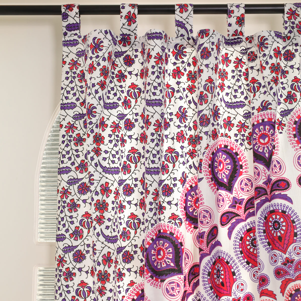 Vorhang Pfauenfeder Mandala in Weiß, Rosa und Lila, indischer Vorhang mit Schlaufen