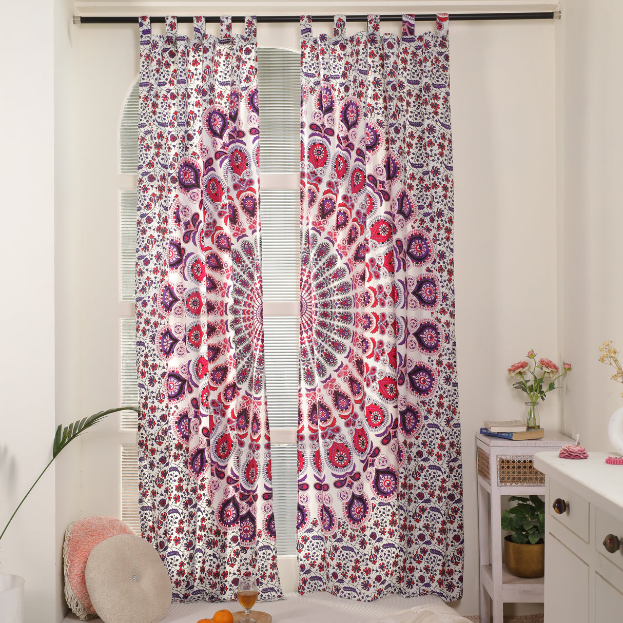 Vorhang Pfauenfeder Mandala in Weiß, Rosa und Lila, indischer Vorhang mit Schlaufen