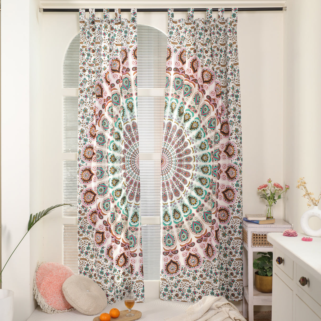 Vorhang mit Pfau Mandala in weiß, türkis und rosa - Indische Gardinen mit Blumen Muster