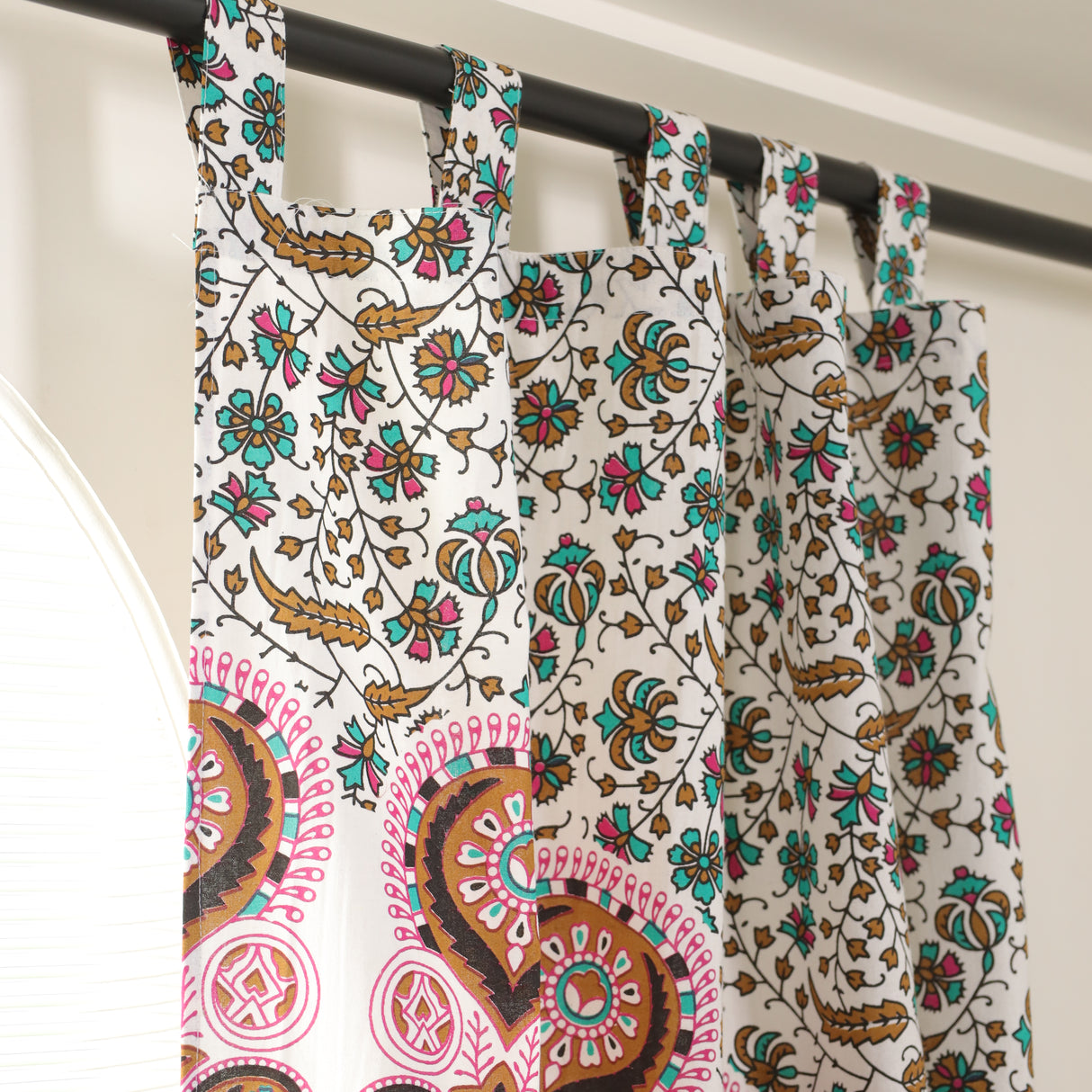 Vorhang mit Pfau Mandala in weiß, türkis und rosa - Indische Gardinen mit Blumen Muster