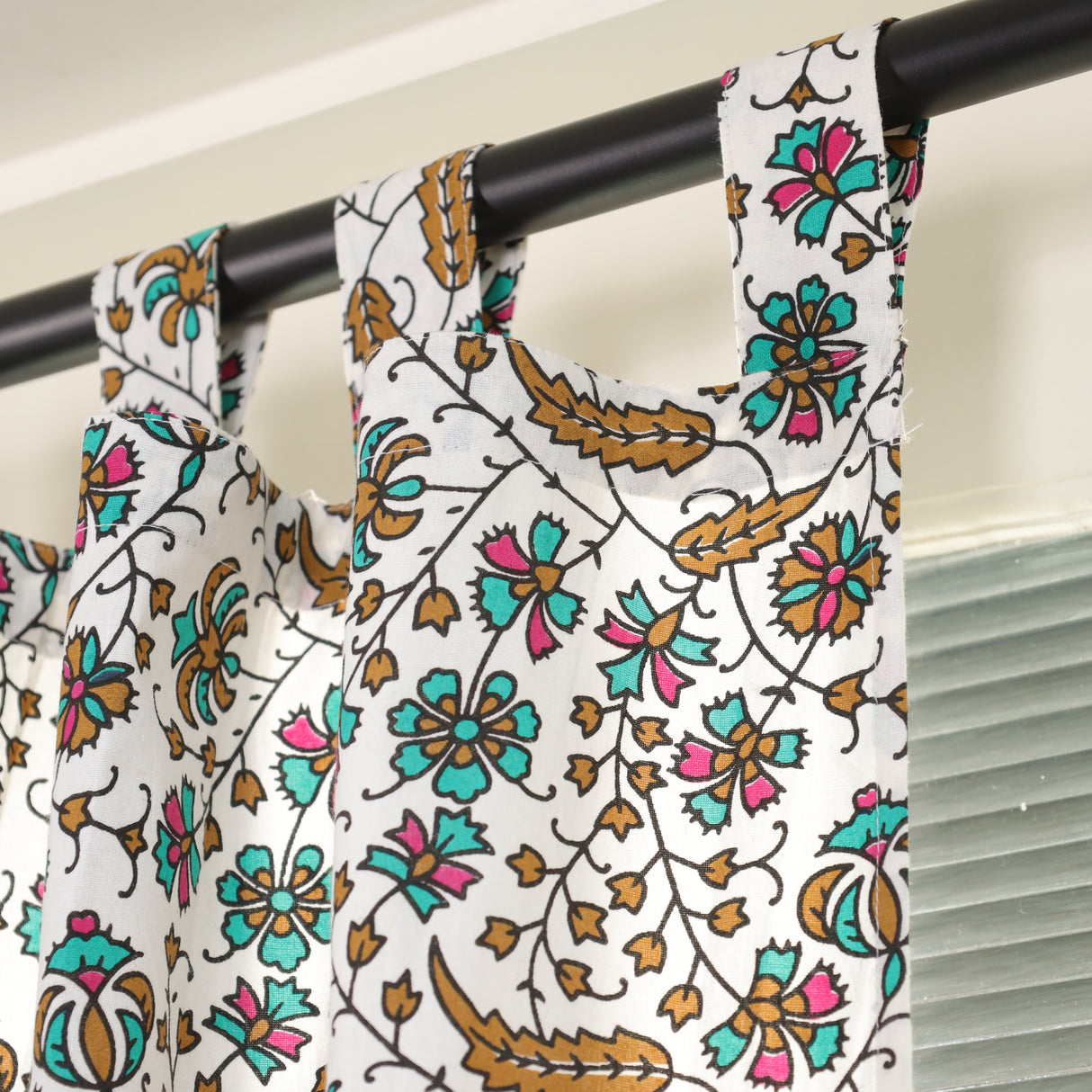 Vorhang mit Pfau Mandala in weiß, türkis und rosa - Indische Gardinen mit Blumen Muster