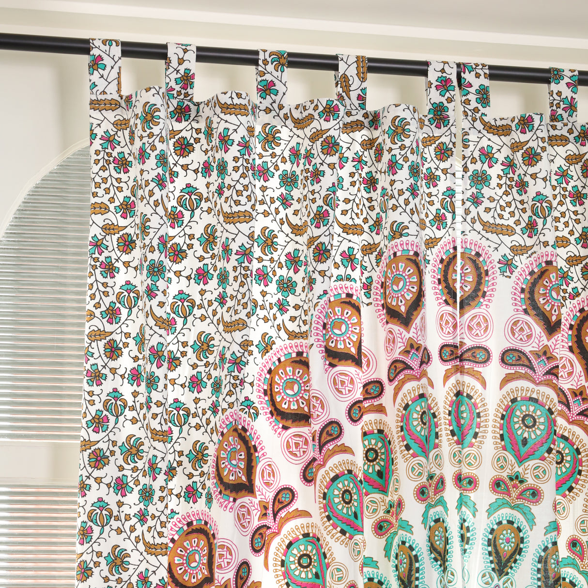 Vorhang mit Pfau Mandala in weiß, türkis und rosa - Indische Gardinen mit Blumen Muster