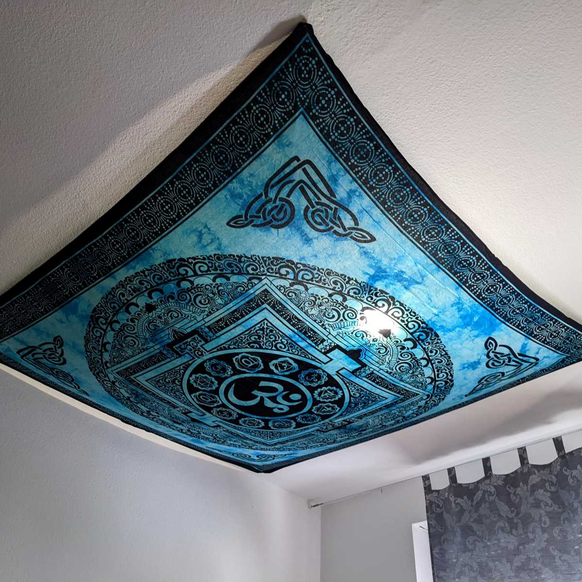 Wandtuch Om Zeichen blau