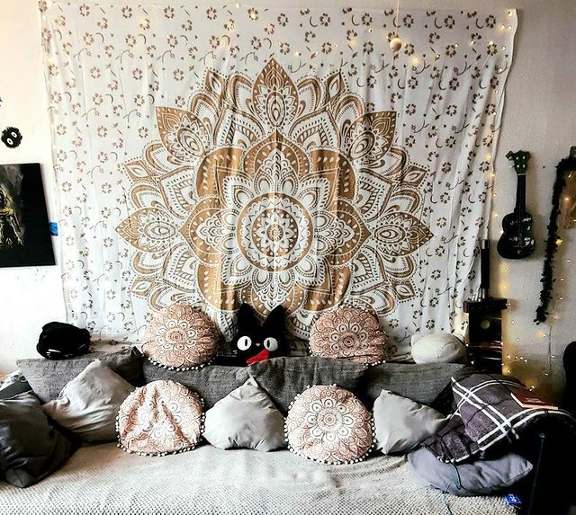 Wandtuch goldener Lotus groß 210x230 cm im Schlafzimmer mit Lichterketten