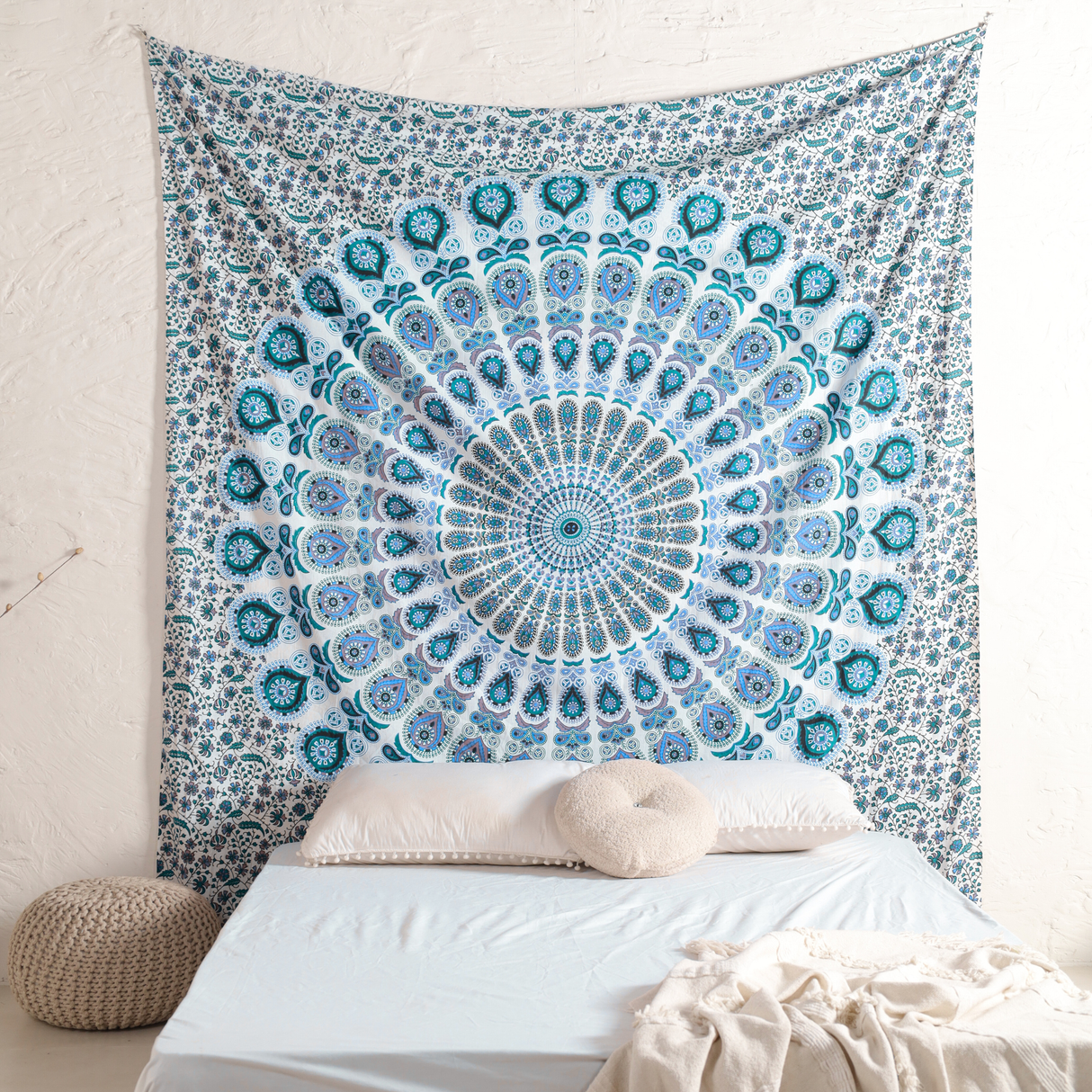 Wandtuch Pfauenfeder Mandala weiß blau, indischer Wandbehang mit floralem Muster