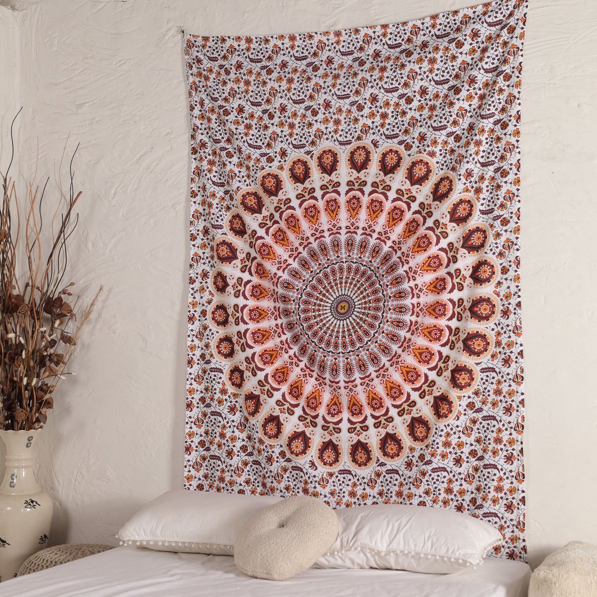 Wandtuch Pfauenfeder Mandala weiß orange, indischer Wandbehang mit floralem Muster