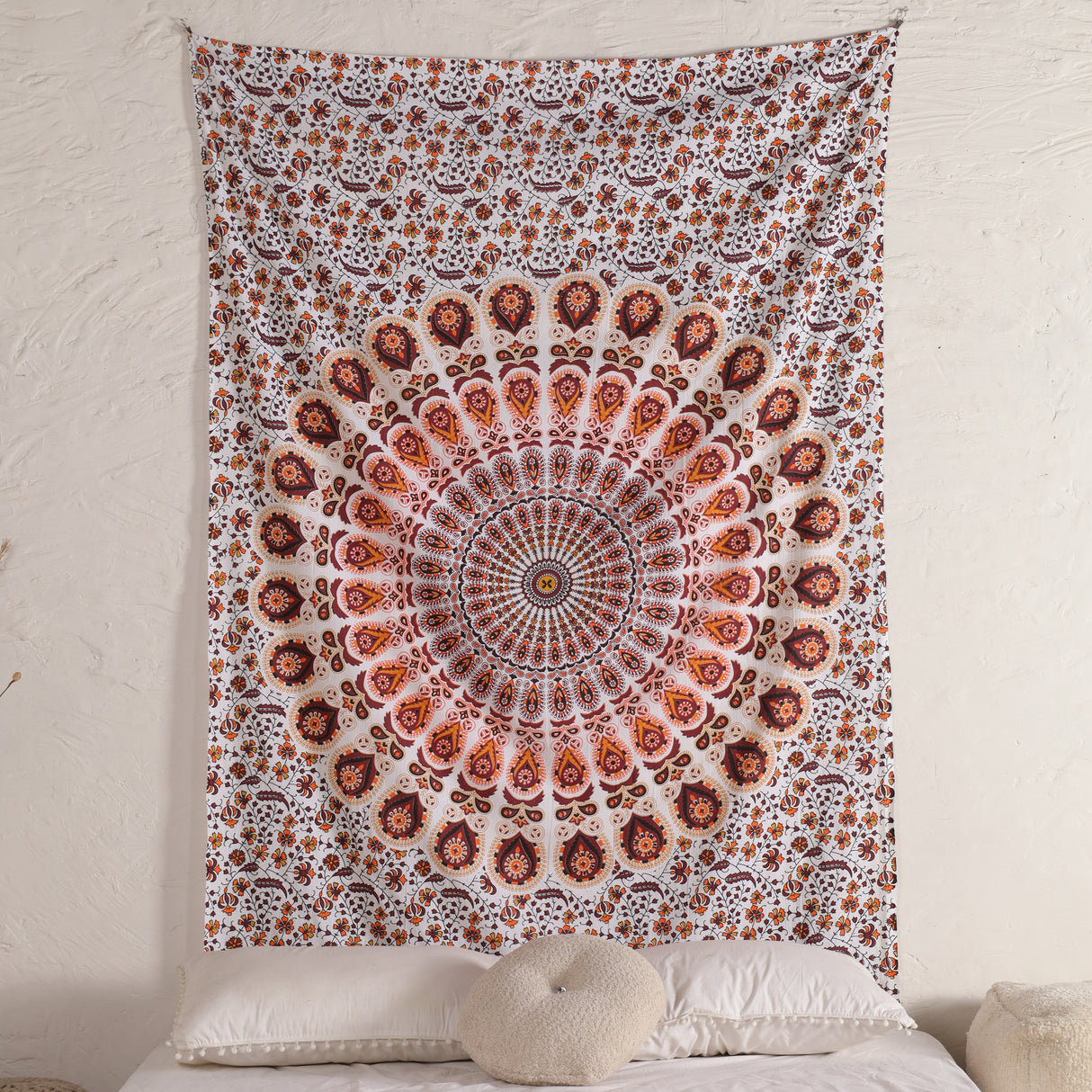 Wandtuch Pfauenfeder Mandala weiß orange, indischer Wandbehang mit floralem Muster