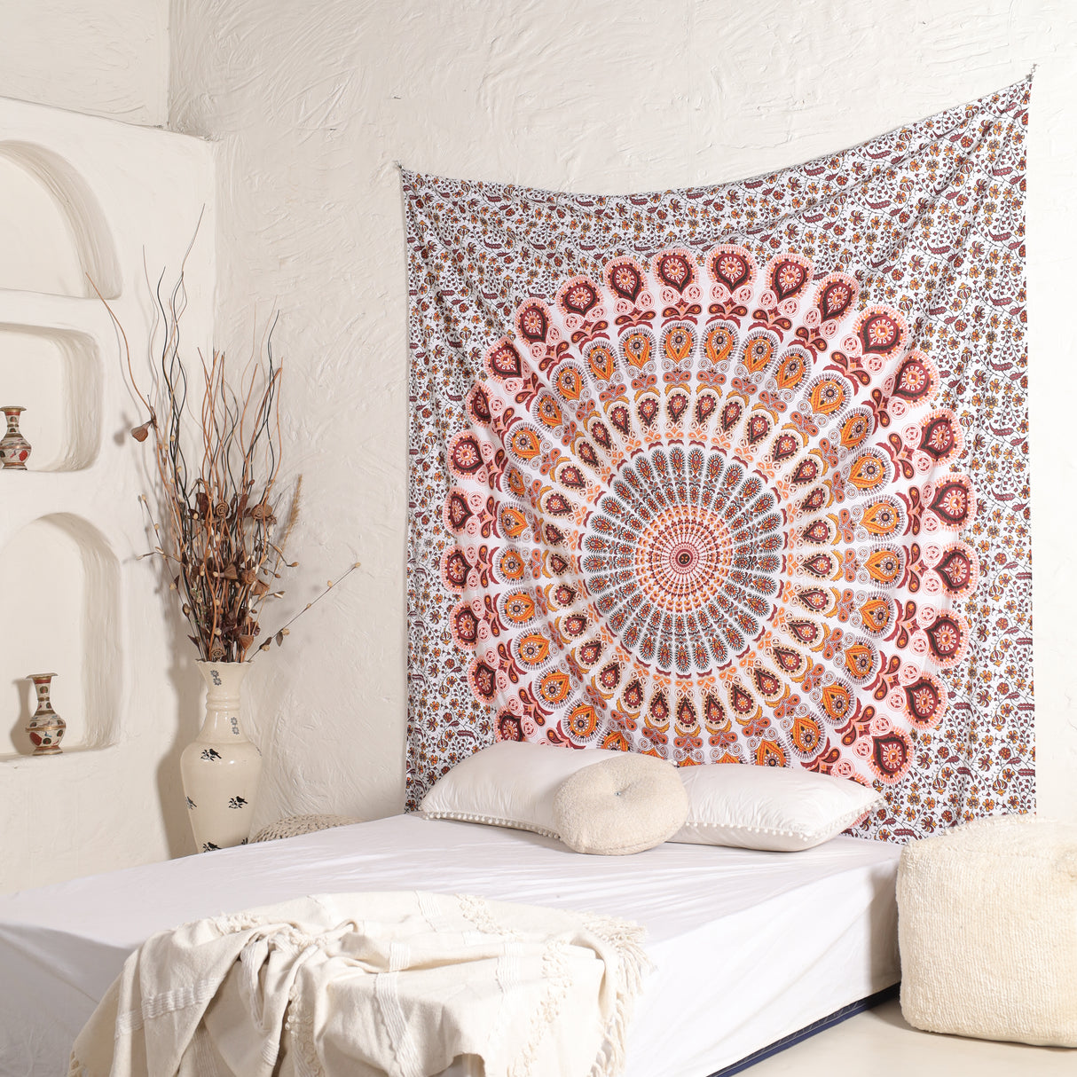 Wandtuch Pfauenfeder Mandala weiß orange, indischer Wandbehang mit floralem Muster