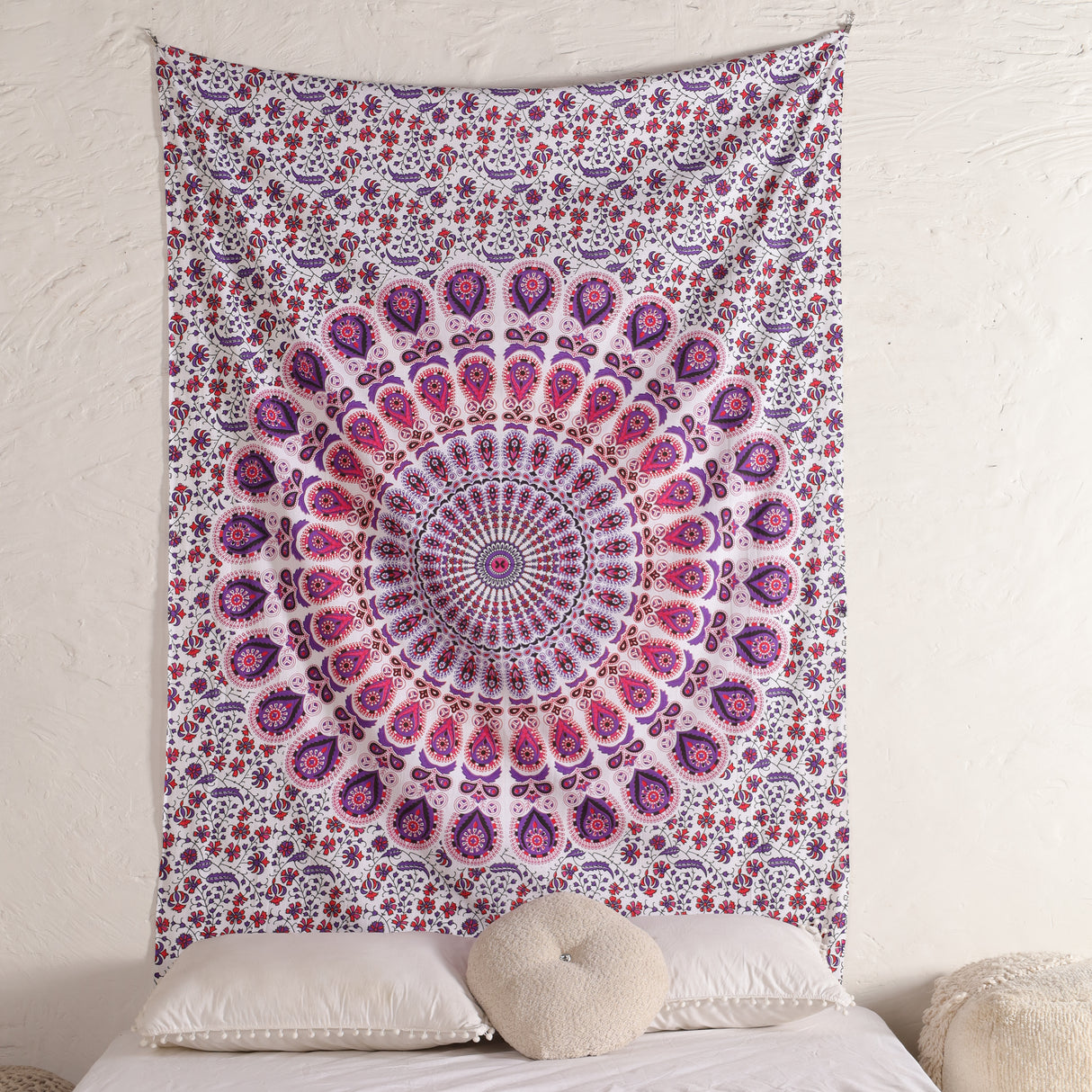 Wandtuch Pfauenfeder Mandala weiß rosa - Indischer Wandbehang mit floralem Muster