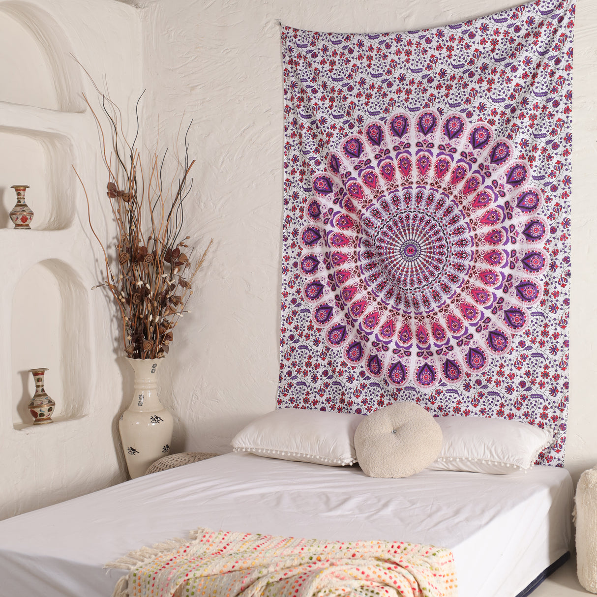 Wandtuch Pfauenfeder Mandala weiß rosa - Indischer Wandbehang mit floralem Muster