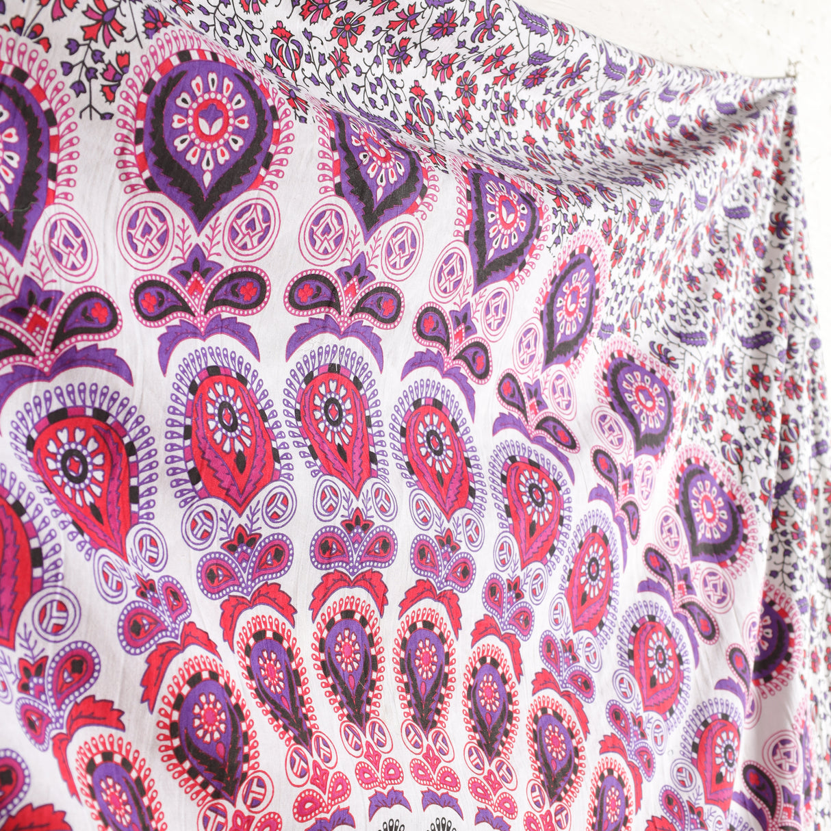 Wandtuch Pfauenfeder Mandala weiß rosa - Indischer Wandbehang mit floralem Muster