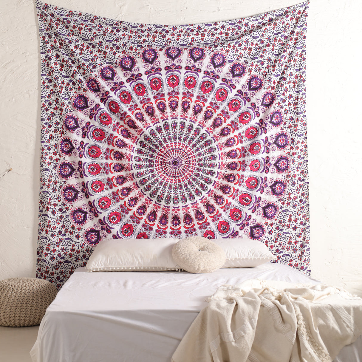 Wandtuch Pfauenfeder Mandala weiß rosa - Indischer Wandbehang mit floralem Muster
