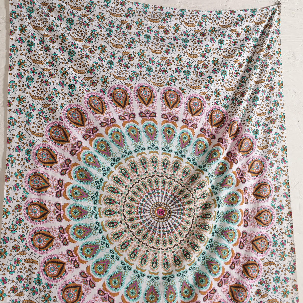 Wandtuch Pfauenfeder Mandala weiß rosa türkis 140x220 cm 100% Baumwolle Karmandala