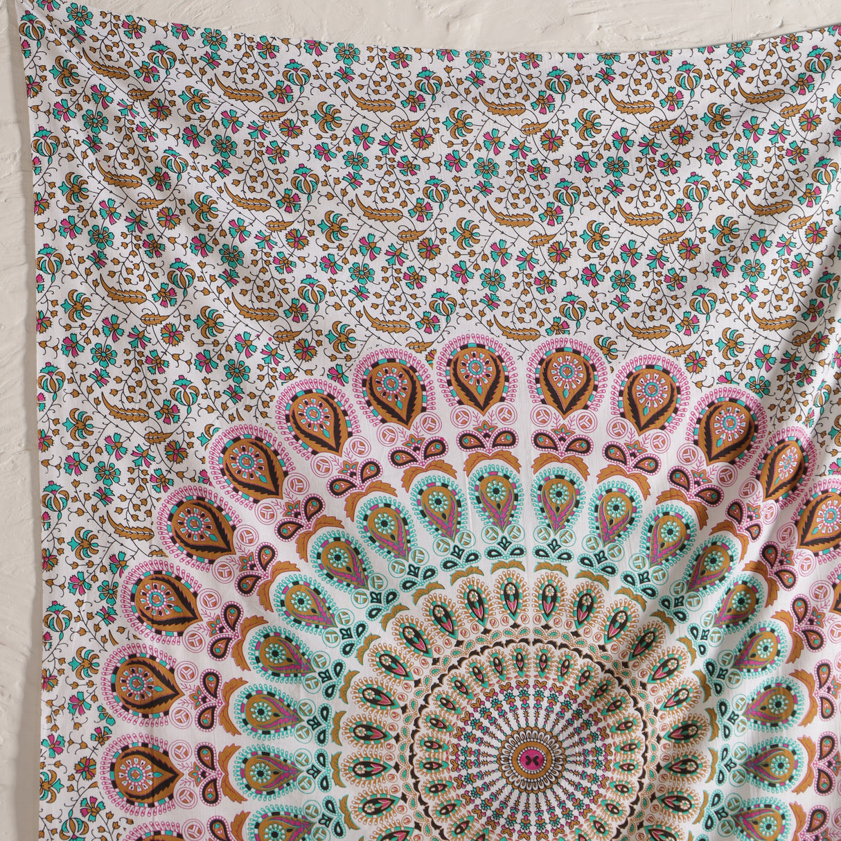 Wandtuch Pfauenfeder Mandala weiß rosa türkis 140x220 cm 100% Baumwolle Karmandala