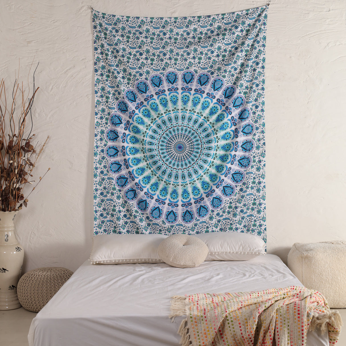 Wandtuch Pfauenfeder Mandala weiß blau, indischer Wandbehang mit floralem Muster