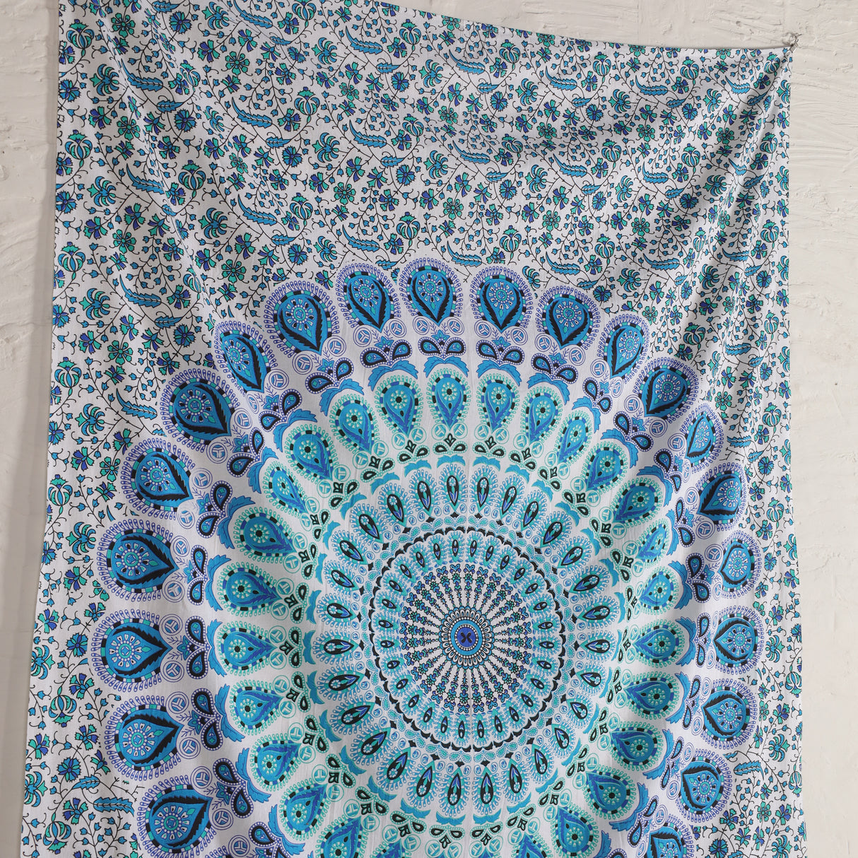 Wandtuch Pfauenfeder Mandala weiß blau, indischer Wandbehang mit floralem Muster