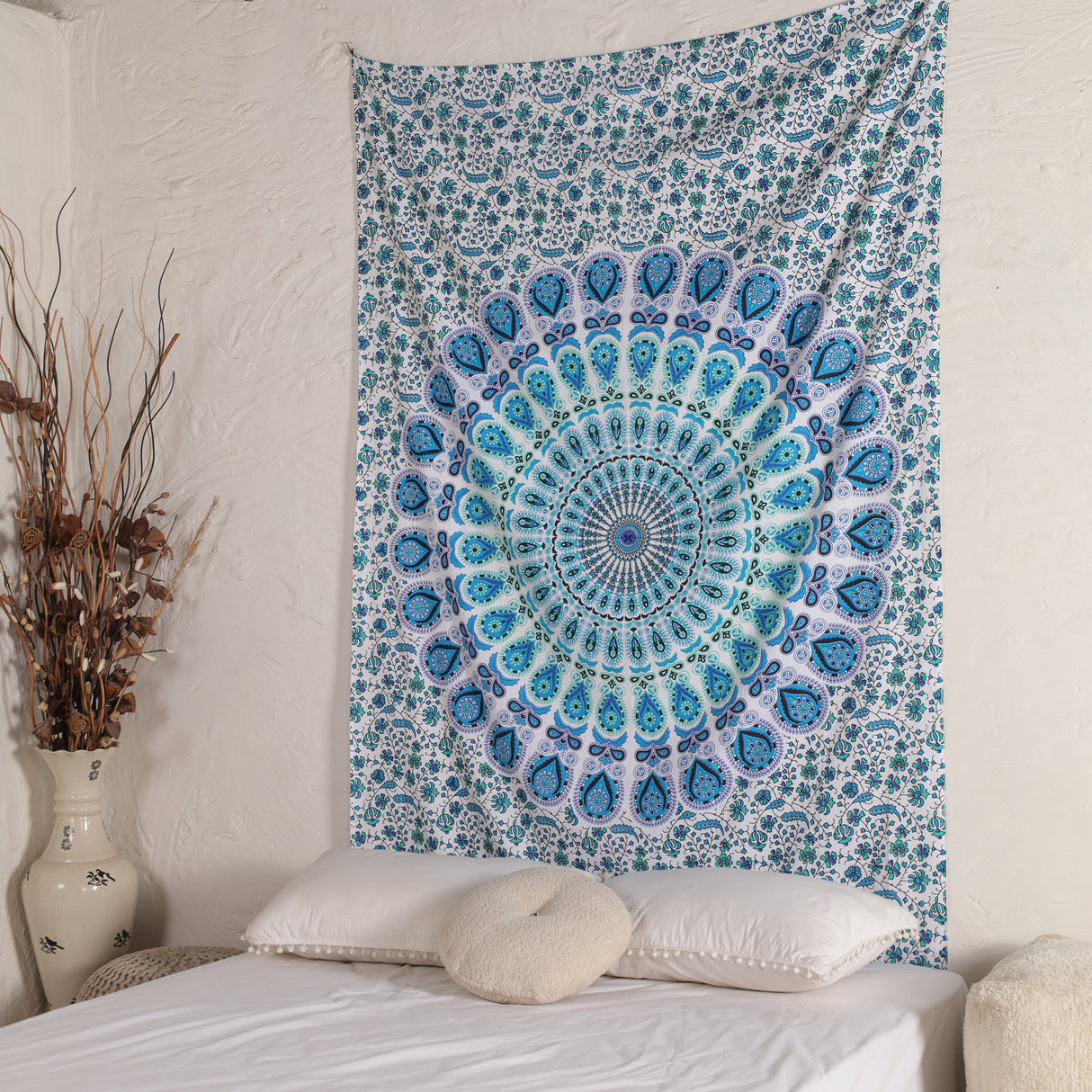 Wandtuch Pfauenfeder Mandala weiß blau, indischer Wandbehang mit floralem Muster
