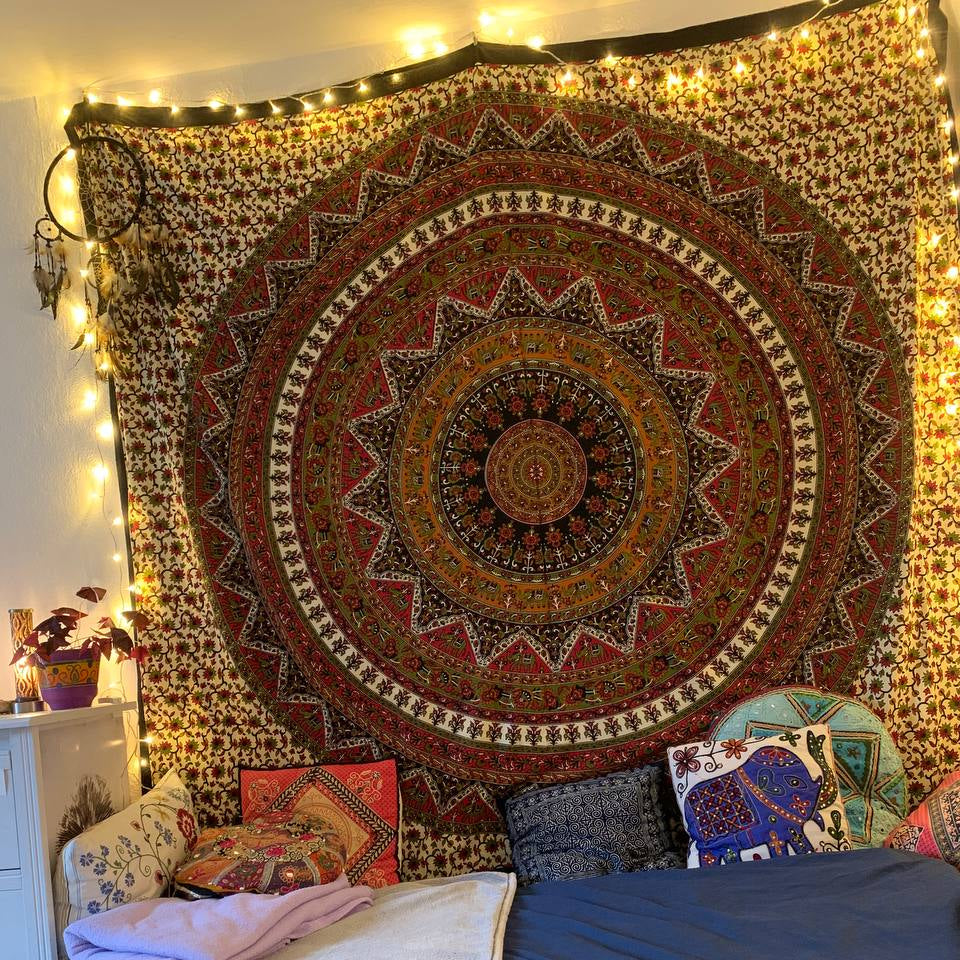 Wandtuch mit Stern Mandala und Lichterkette im Schlafzimmer